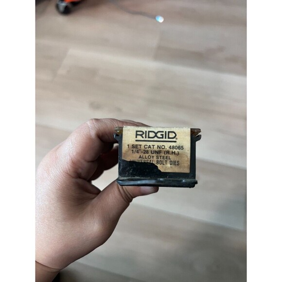 RIDGID 1/4" - 28" UNF (R.H) Alloy Steel Universal Bolt Dies 48065 - Picture 2 of 3